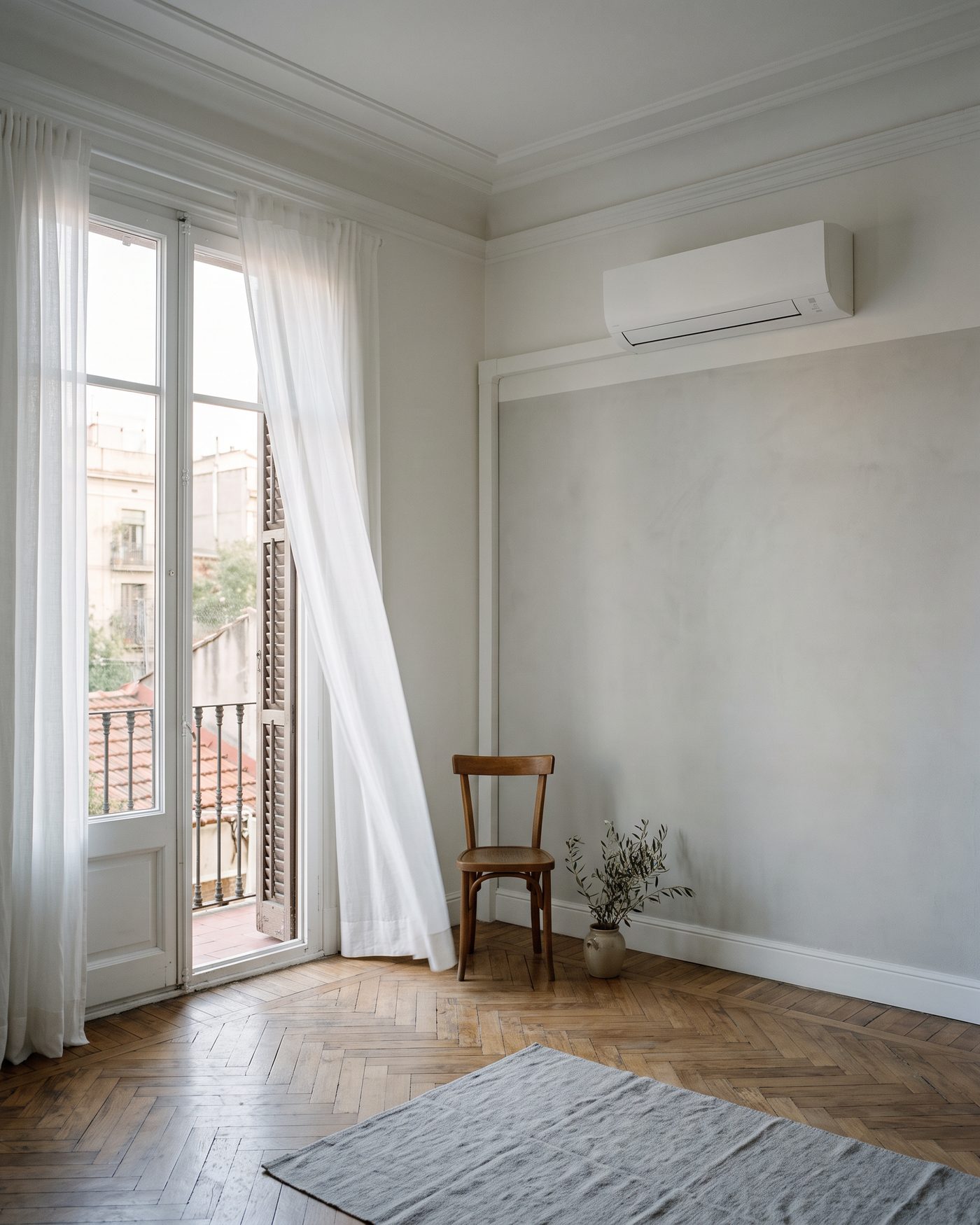Salón de un piso con el aire acondicionado instalado en la pared